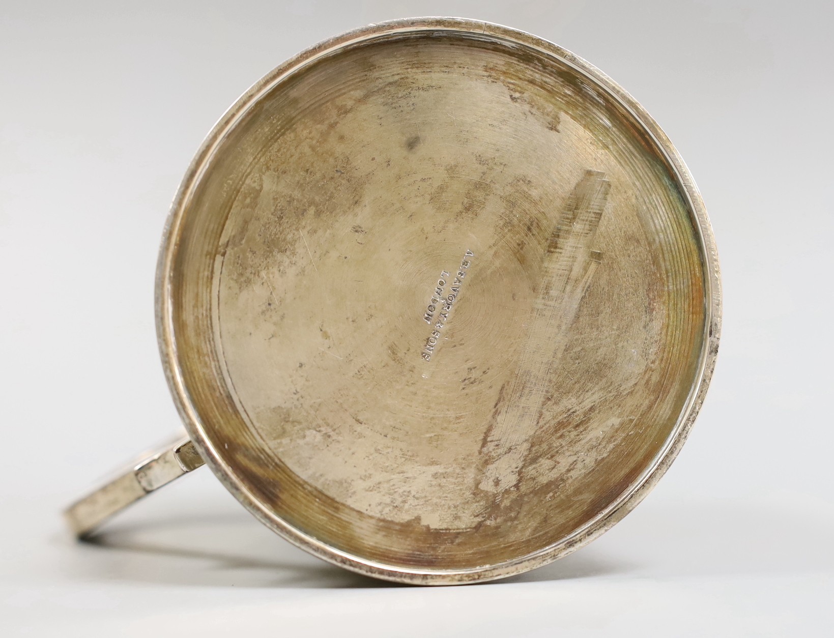 A Victorian reeded silver mug, Goldsmiths Alliance, London, 1865, 97mm, 9.1oz.